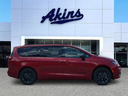 New 2025 Chrysler Pacifica Select