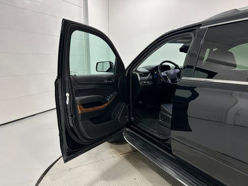 Used 2019 Chevrolet Suburban Premier AWD/4WD image 24