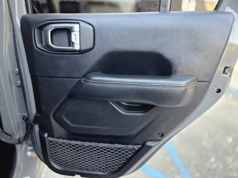 Used 2018 Jeep Wrangler Unlimited Sahara AWD/4WD image 14