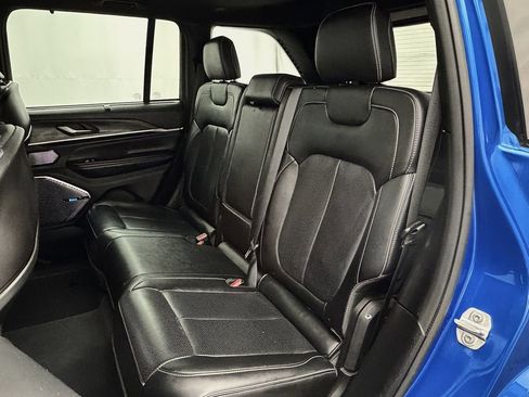 Used 2022 Jeep Grand Cherokee Overland w/ Luxury Tech Group IV image 40