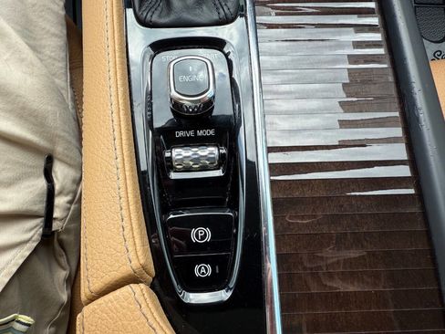 Used 2016 Volvo XC90 T6 Momentum w/ Momentum Plus Package image 17