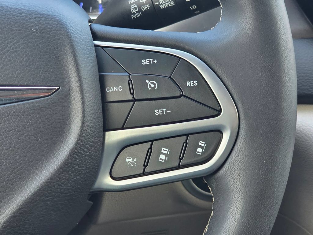 Used 2024 Chrysler Pacifica Touring-L FWD image 16