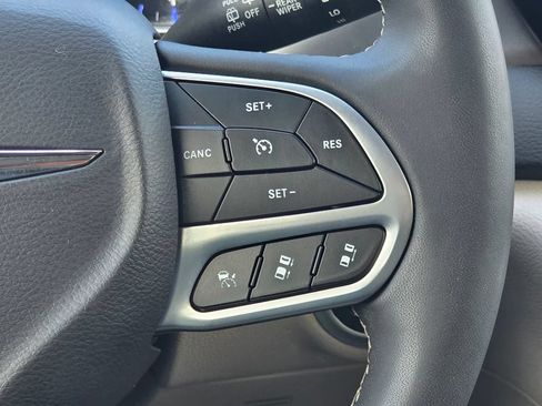 Used 2024 Chrysler Pacifica Touring-L FWD image 16