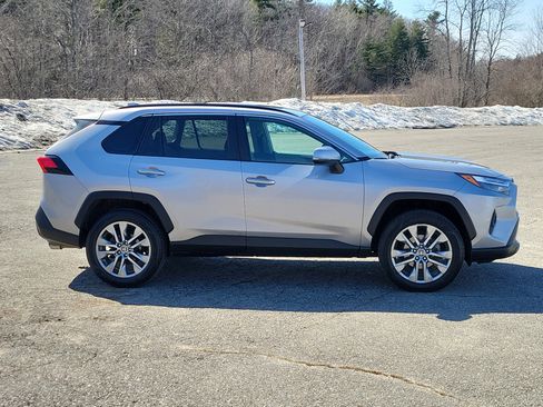 Used 2022 Toyota RAV4 XLE Premium image 4