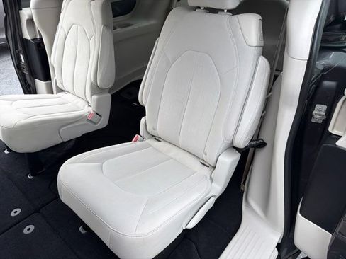 Used 2017 Chrysler Pacifica LX FWD image 19