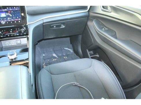 Used 2023 Jeep Grand Cherokee Laredo w/ Luxury Tech Group I image 19