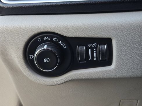 Used 2019 Chrysler Pacifica Touring-L FWD image 37