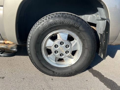 Used 2002 Chevrolet Suburban LT image 12