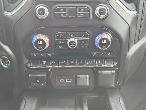 Used 2022 GMC Sierra 2500 AT4 w/ AT4 Preferred Package AWD/4WD image 13