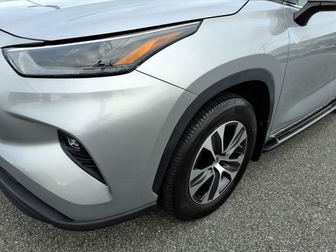 Used 2022 Toyota Highlander XLE AWD/4WD image 9