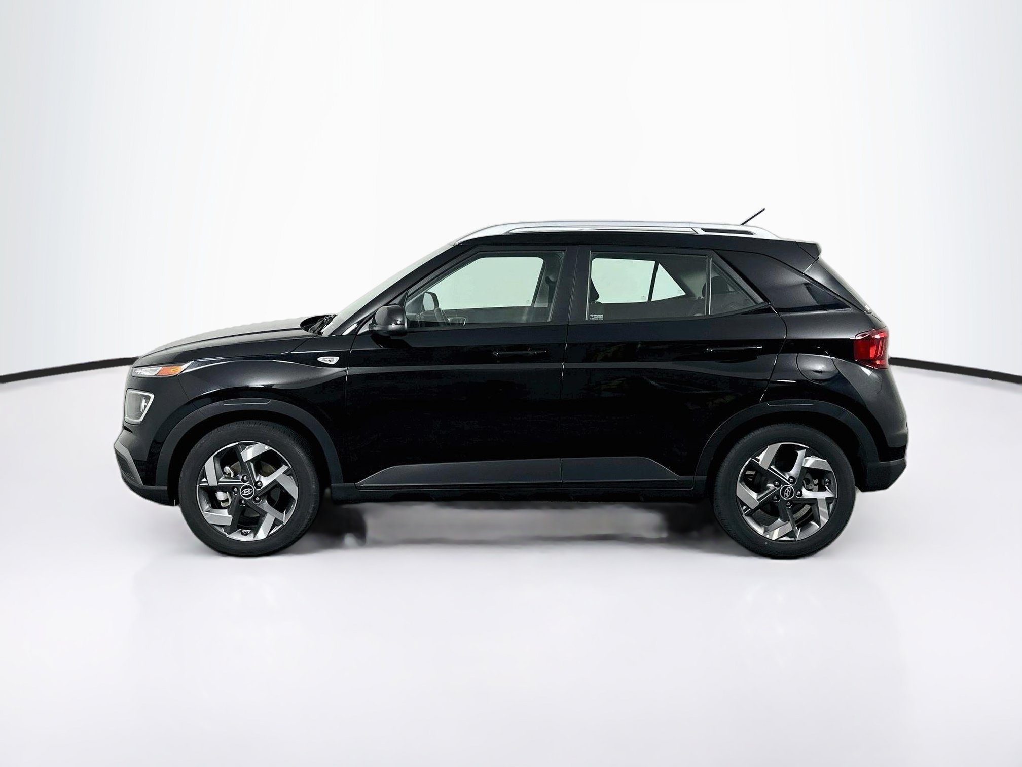 Used 2025 Hyundai Venue SEL FWD image 4