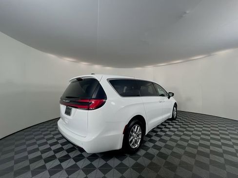 New 2026 Chrysler Pacifica Select image 9