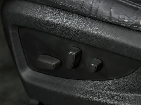 Used 2015 Chevrolet Suburban LTZ image 23