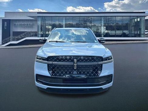 New 2026 Lincoln Navigator Reserve w/ Jet Appearance Package AWD/4WD image 2