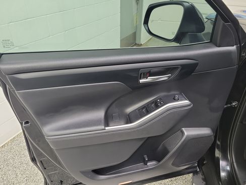 Certified 2024 Toyota Highlander XLE FWD image 20