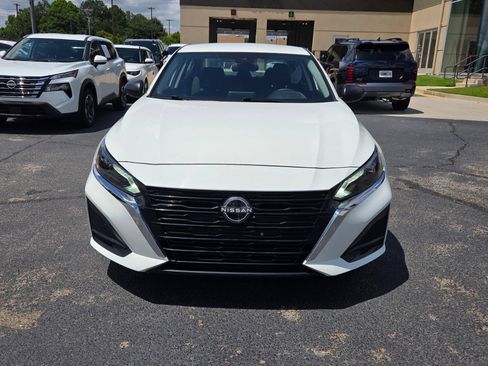 Used 2025 Nissan Altima 2.5 SV FWD image 2