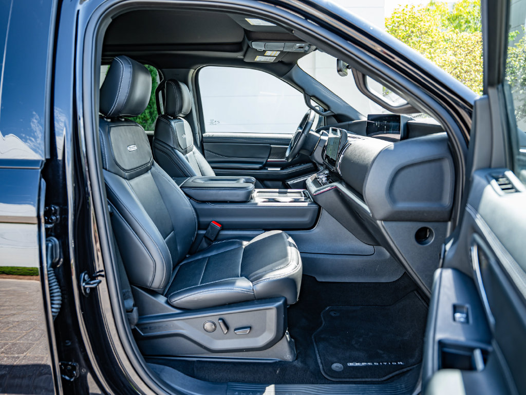 Used 2025 Ford Expedition Max Platinum w/ Stealth Appearance Package AWD/4WD image 40