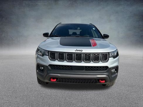 Used 2024 Jeep Compass Trailhawk image 8