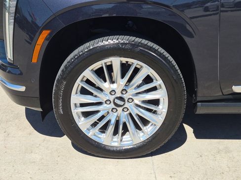Used 2025 Cadillac Escalade Premium Luxury AWD/4WD image 11