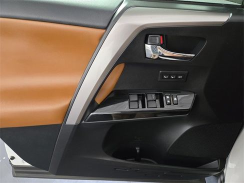 Used 2018 Toyota RAV4 Limited w/ Advanced Technology Package image 28