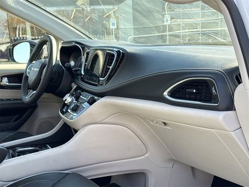 Used 2024 Chrysler Pacifica Limited image 24