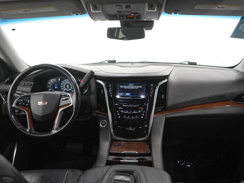 Used 2018 Cadillac Escalade Luxury AWD/4WD image 15