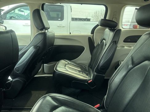 Used 2023 Chrysler Pacifica Limited image 10