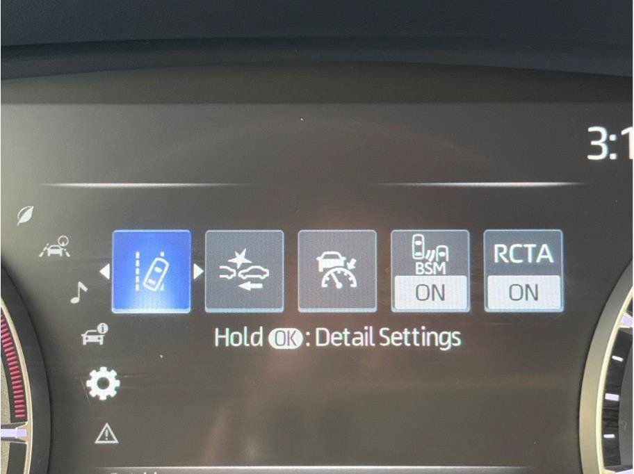 Used 2023 Toyota Highlander LE AWD/4WD image 31