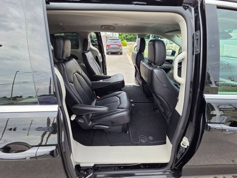 Used 2024 Chrysler Pacifica Touring-L FWD image 26