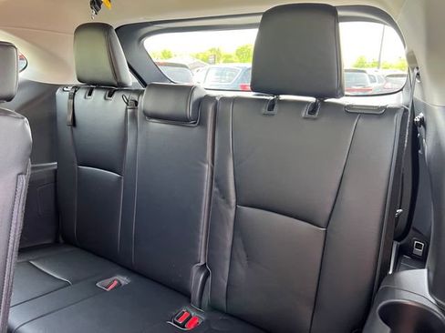 Used 2022 Toyota Highlander XLE AWD/4WD image 7