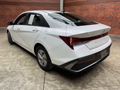Used 2025 Hyundai Elantra SE image 3