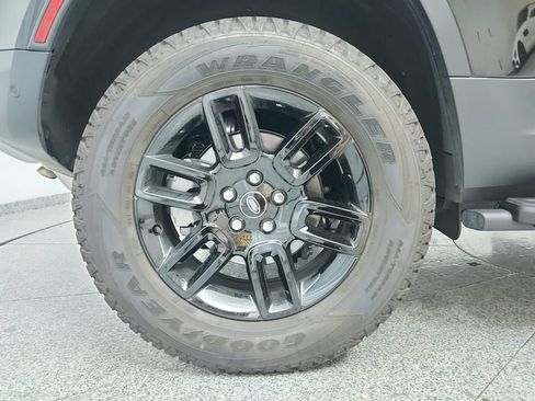 Used 2025 Land Rover Defender 110 S image 13