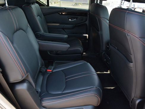 Used 2025 Honda Pilot TrailSport image 18
