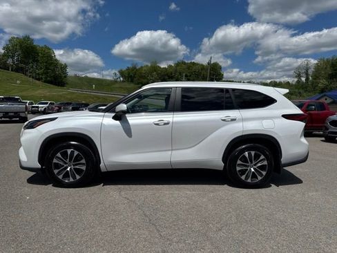 Used 2023 Toyota Highlander XLE FWD image 3