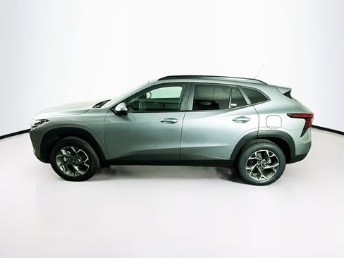 Used 2025 Chevrolet Trax LT FWD image 4
