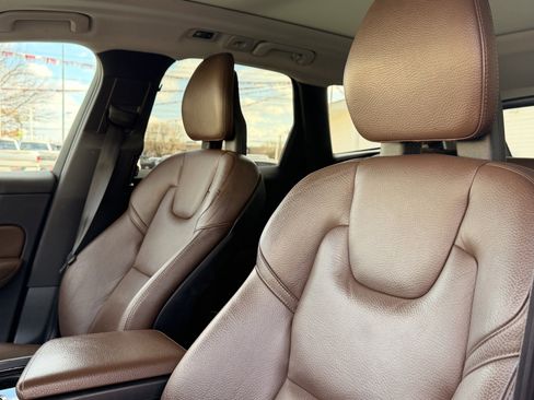 Used 2019 Volvo XC60 T5 Momentum w/ Multimedia Package image 12