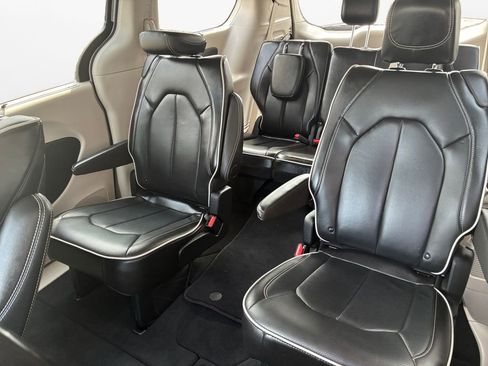 Used 2024 Chrysler Pacifica Limited w/ Uconnect Theater Family Group image 22