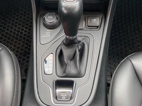 Used 2022 Jeep Cherokee Latitude AWD/4WD image 21