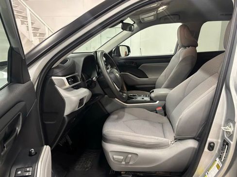 Used 2022 Toyota Highlander L FWD image 15