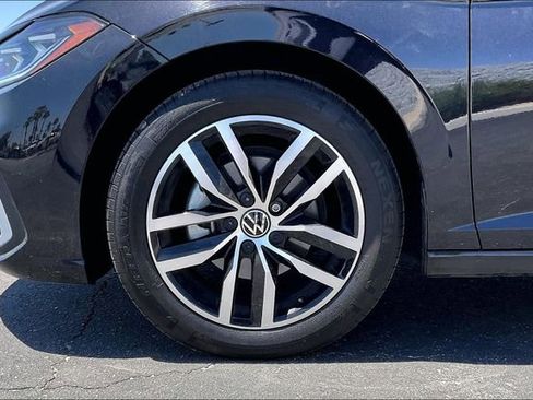 Used 2025 Volkswagen Jetta SE FWD image 8