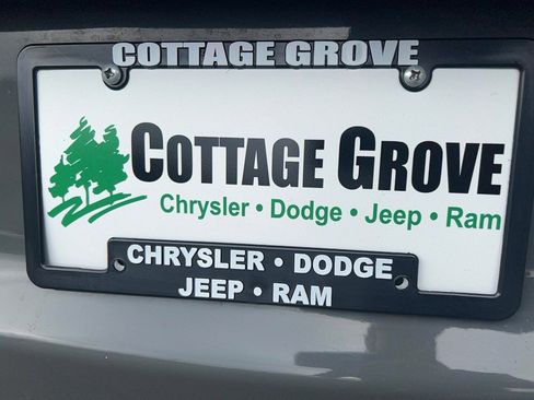 Used 2022 Chrysler Pacifica Touring-L image 9