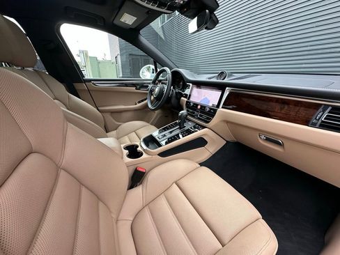 Certified 2025 Porsche Macan image 39