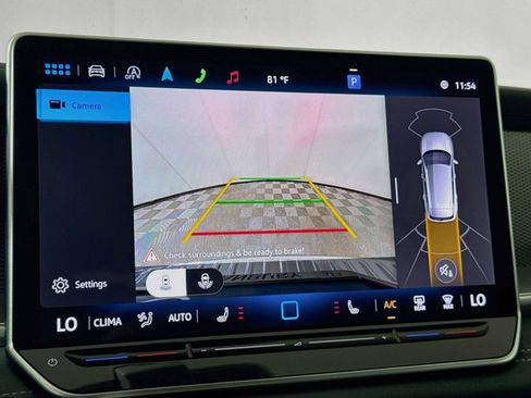 Certified 2025 Volkswagen Tiguan SE w/ Panoramic Sunroof Package AWD/4WD image 17