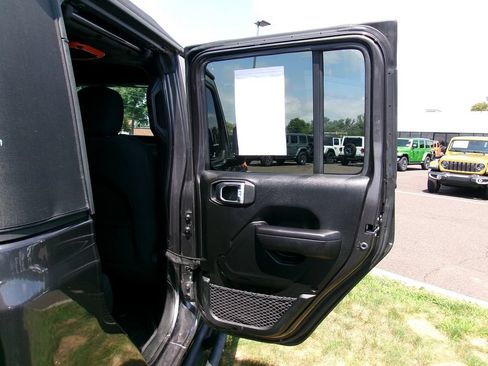 Certified 2021 Jeep Gladiator Sport AWD/4WD image 9