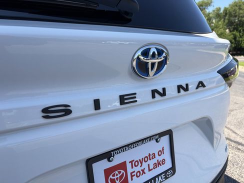 Used 2025 Toyota Sienna LE AWD/4WD image 30