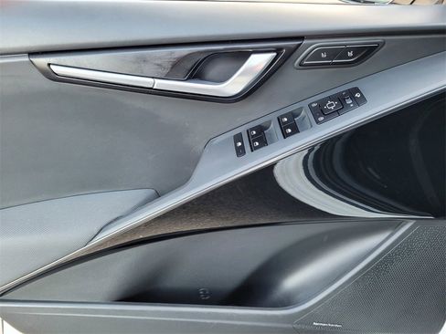 Used 2023 Kia Niro SX image 22