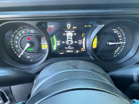 Used 2025 Jeep Wrangler Rubicon w/ Convenience Group image 25