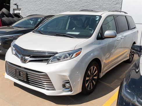 Used 2018 Toyota Sienna Limited w/ Carpet Mat Package AWD/4WD image 4