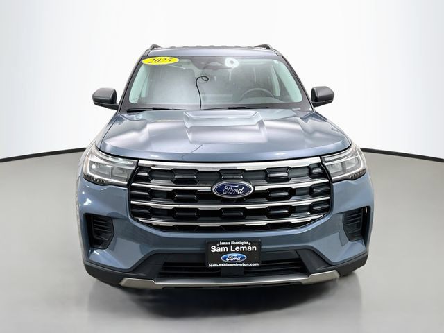 Used 2025 Ford Explorer Active AWD/4WD image 2
