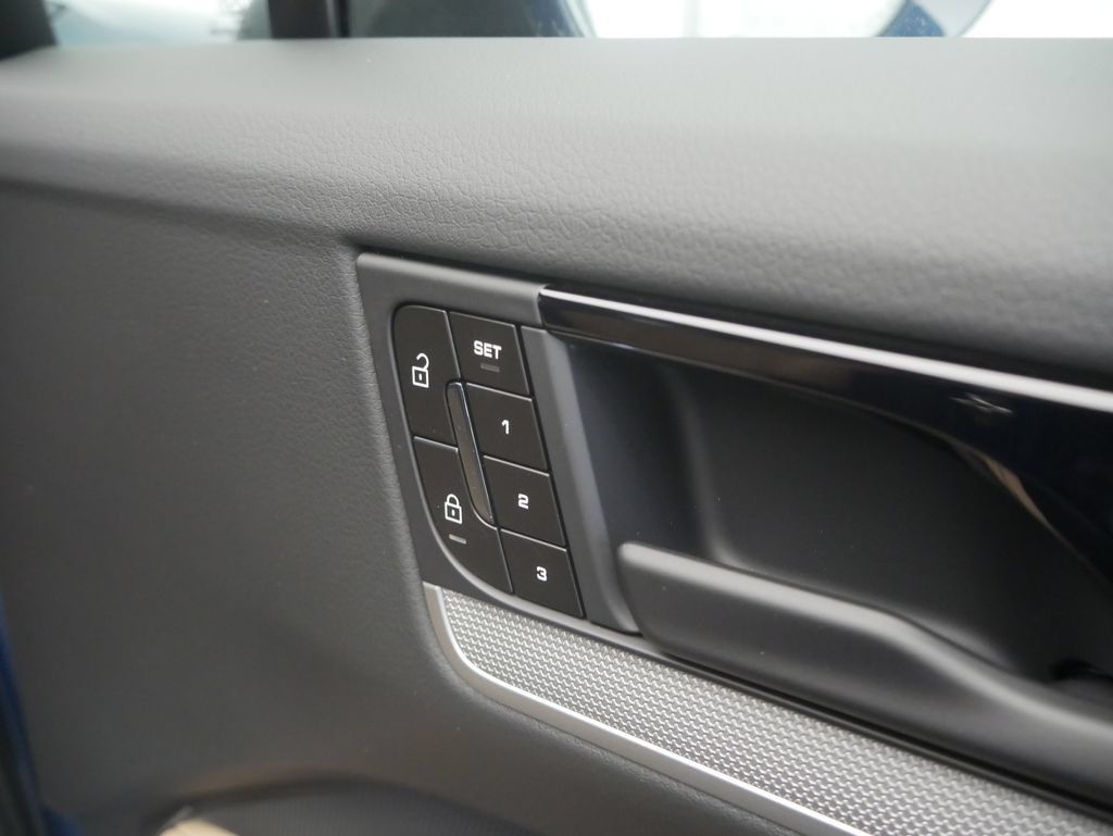 Certified 2026 Porsche Cayenne AWD/4WD image 28